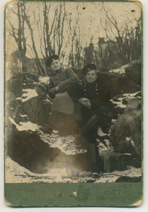 Три фото солдатиков.