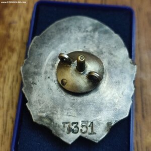 Знак Ударнику 1932г.завершающего пятилету. 15лет Октября