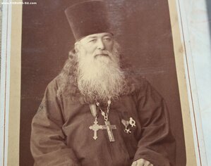 Священник с наградами