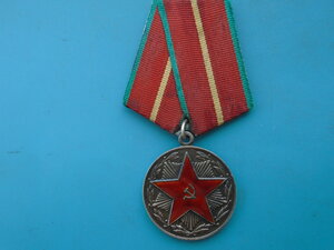 За 20 лет безупречной службы в ВС серебро.