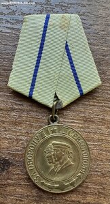 За оборону Севастополя.
