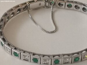 Браслет.. белое золото 585. Бриллианты и изумруды по 16 шт