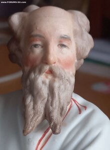 Старик сидящий на завалинке. Гарднер