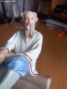 Старик сидящий на завалинке. Гарднер