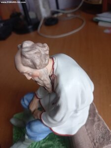 Старик сидящий на завалинке. Гарднер