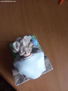 Старик сидящий на завалинке. Гарднер