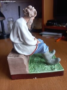 Старик сидящий на завалинке. Гарднер