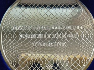 Ювілейна настільна медаль в рідному футлярі . НОК 20 років