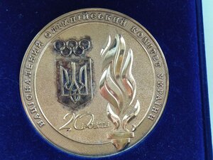 Ювілейна настільна медаль в рідному футлярі . НОК 20 років