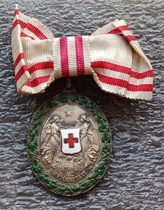 Серебренная медаль общества Красного Креста для женщин