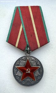 20 лет КГБ. СЕРЕБРО. Состояние отличное. Острые лучи!