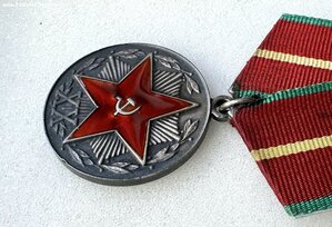 20 лет КГБ. СЕРЕБРО. Состояние отличное. Острые лучи!