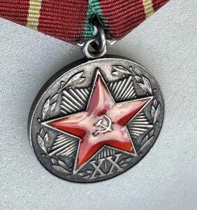 20 лет КГБ. СЕРЕБРО. Состояние отличное. Острые лучи!