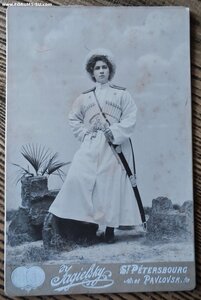 Девушка в форме юнкера Казачьей сотни НКУ