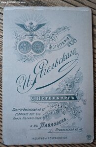 Девушка в форме юнкера Казачьей сотни НКУ