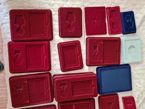 Куча коробочек под награды и знаки