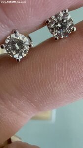 продаю серьги гвоздики с бриллиантами по 0, 5 карат бюджетно