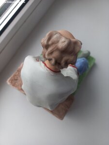 Старик сидящий на завалинке. Гарднер