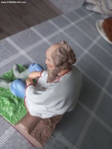 Старик сидящий на завалинке. Гарднер