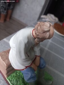 Старик сидящий на завалинке. Гарднер