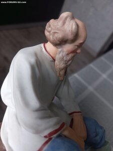 Старик сидящий на завалинке. Гарднер