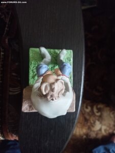 Старик сидящий на завалинке. Гарднер