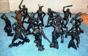 Солдатики ( много) .