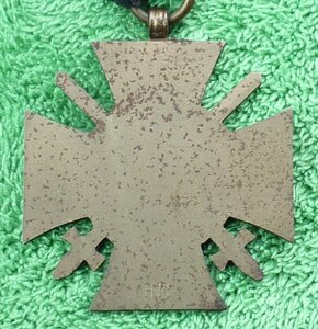 Два почетных креста Гинденбурга с мечами и без подлинность