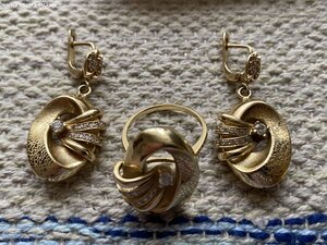 Комплект :серьги+кольцо.