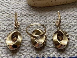 Комплект :серьги+кольцо.