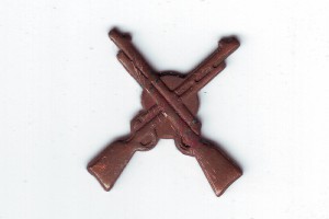 Медная эмблема. Два автомата... или винтовки...