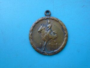 Жетон с изображением женщины на лошади.