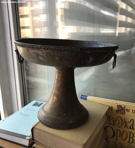 Прошу помощи в определении производителя вазы для фруктов.