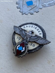 Знак Гитлерюгенд : "лучший по профессии" 2 степени в серебре