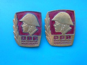 Лот из 2 знаков Отличный солдат ГДР