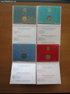 Ватикан. 8 наборов с 2 Евровой монетой.