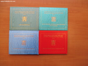 Ватикан. 8 наборов с 2 Евровой монетой.