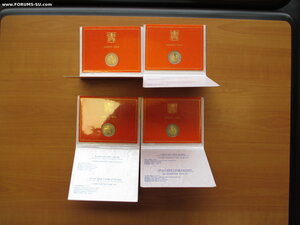 Ватикан. 8 наборов с 2 Евровой монетой.