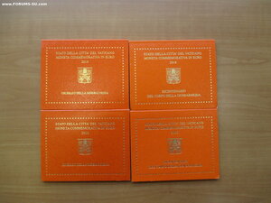 Ватикан. 8 наборов с 2 Евровой монетой.