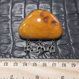 Брошка янтарь