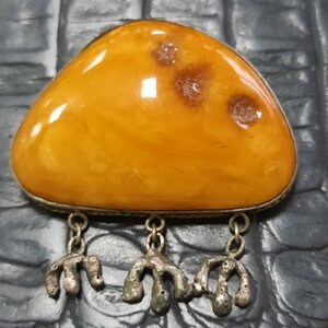 Брошка янтарь