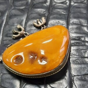 Брошка янтарь