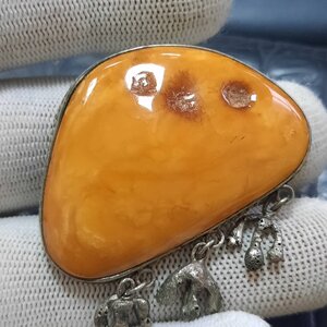 Брошка янтарь