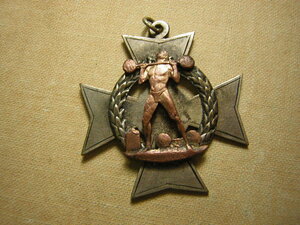 Красивый спортивный знак в серебре____Бурж.Латвия( до1940г.)