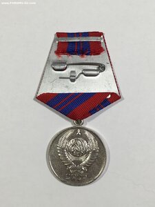 Охрана общественного порядка с документом.