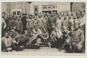 Фото групповое с неразорвавшейся немецкой авиабомбой