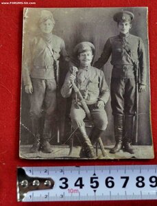 фото Три донца с шашками в форме времен ПМВ