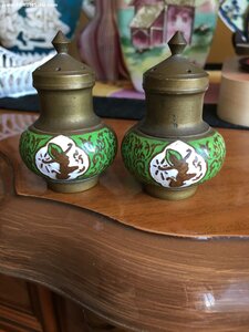 Старинные солонка и перечница, эмаль