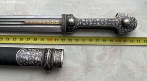Красивый кавказский кинжал