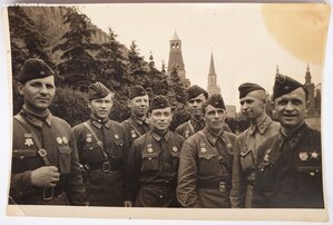 Лётчики с наградами на Красной Площади лето 1942 год